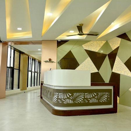 Hotel Tulip Plaza Ahmedabad Esterno foto