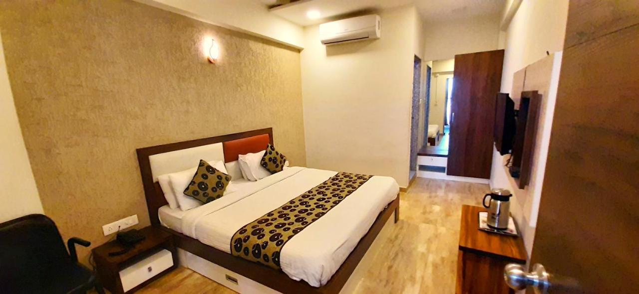 Hotel Tulip Plaza Ahmedabad Esterno foto
