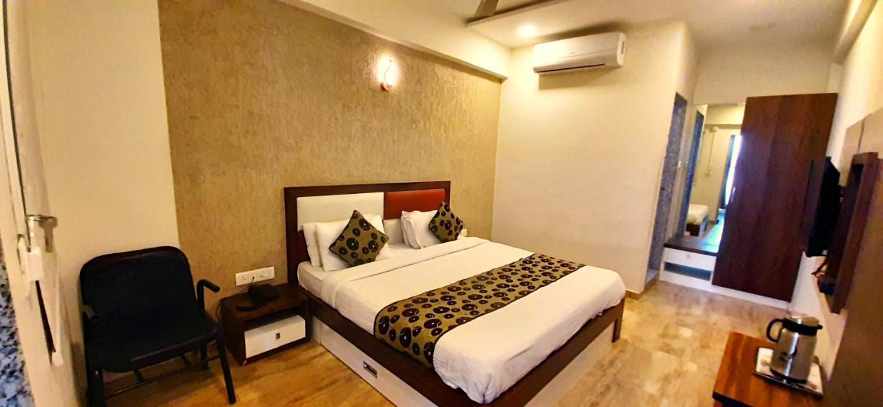 Hotel Tulip Plaza Ahmedabad Esterno foto