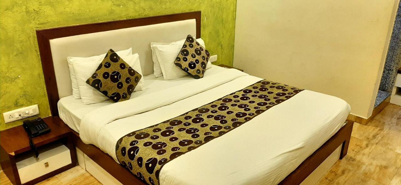 Hotel Tulip Plaza Ahmedabad Esterno foto