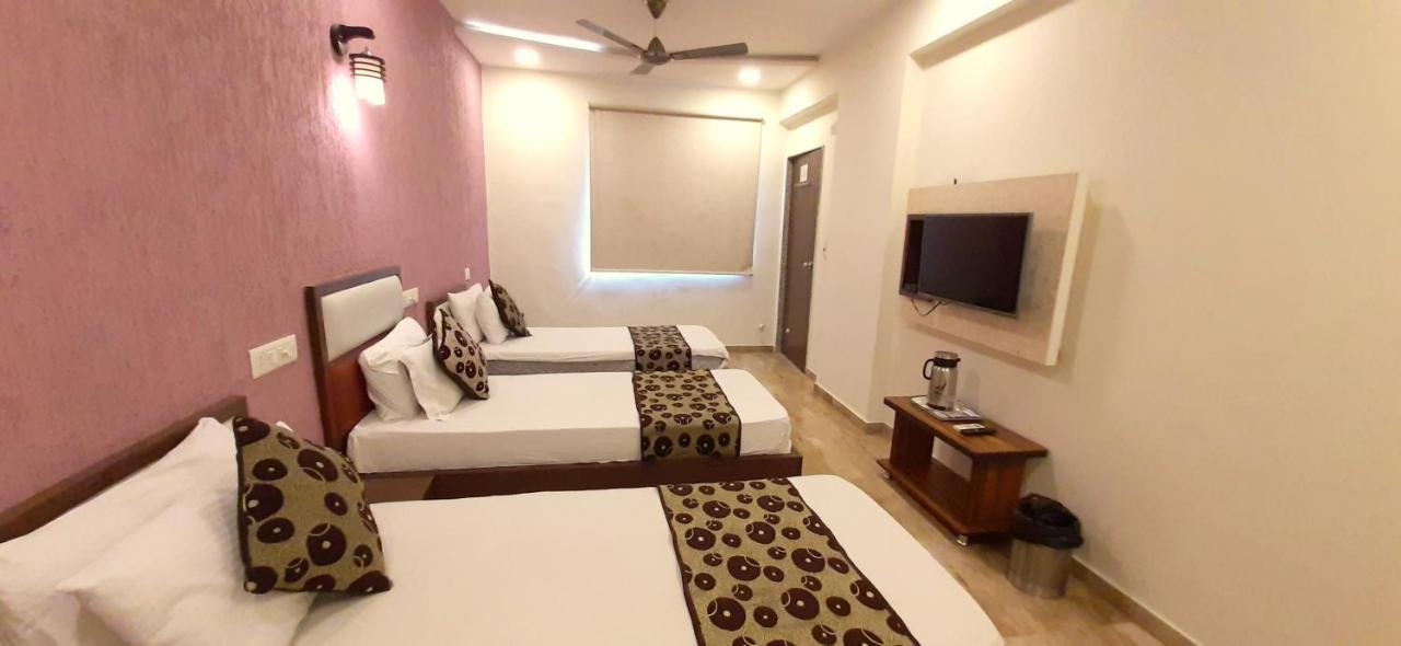 Hotel Tulip Plaza Ahmedabad Esterno foto