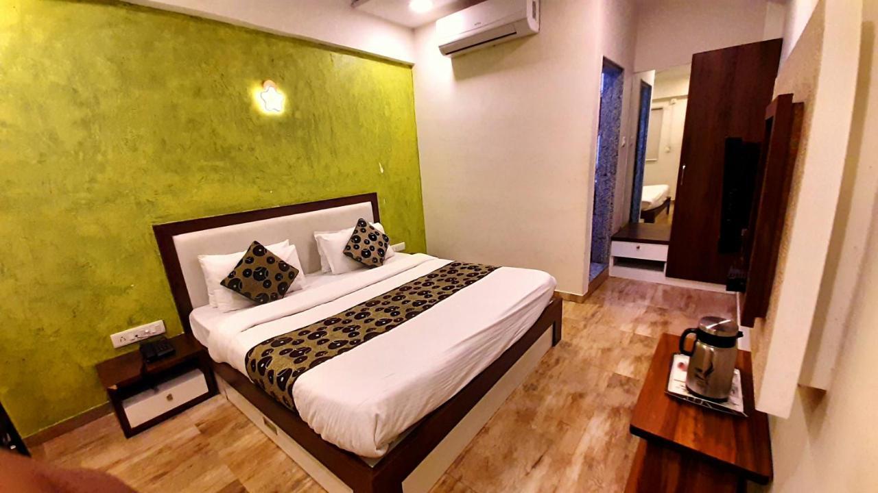 Hotel Tulip Plaza Ahmedabad Esterno foto