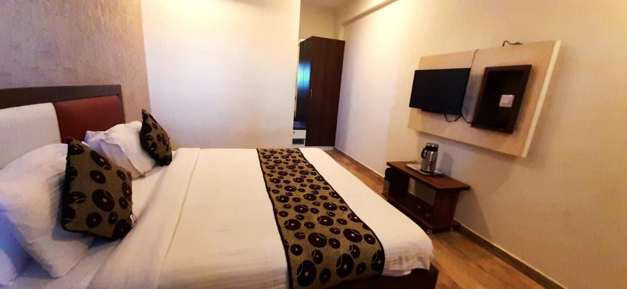 Hotel Tulip Plaza Ahmedabad Esterno foto