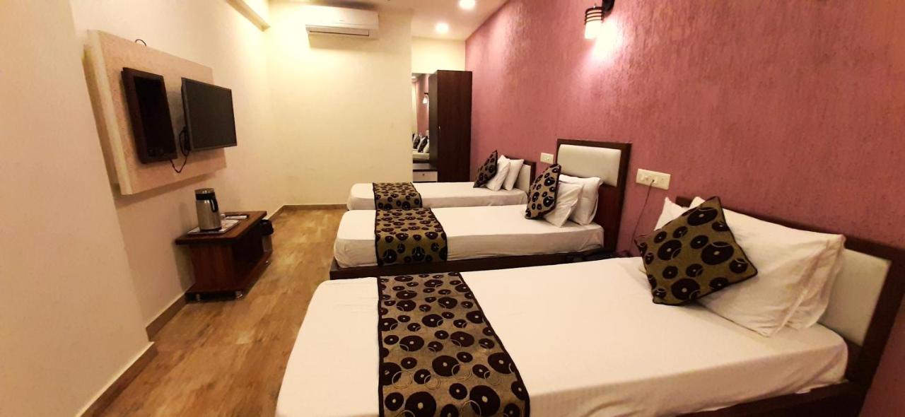 Hotel Tulip Plaza Ahmedabad Esterno foto