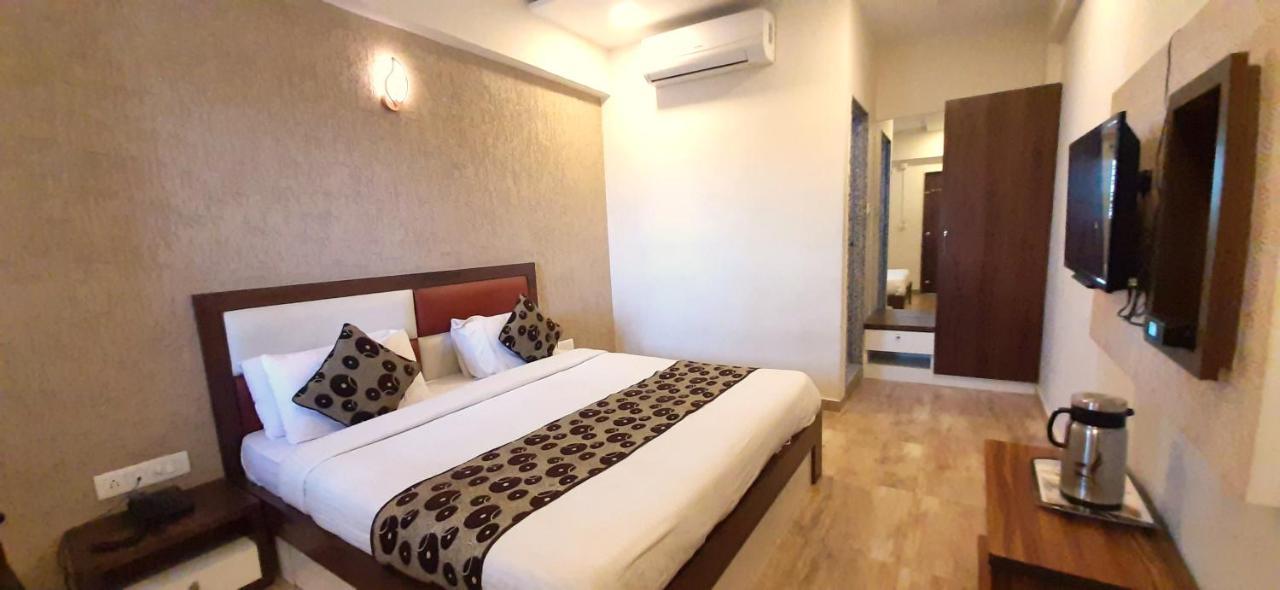 Hotel Tulip Plaza Ahmedabad Esterno foto