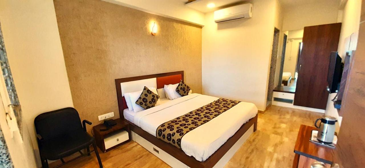 Hotel Tulip Plaza Ahmedabad Esterno foto