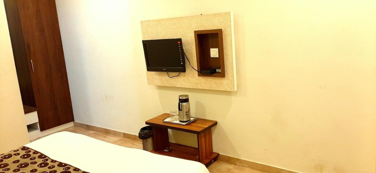 Hotel Tulip Plaza Ahmedabad Esterno foto