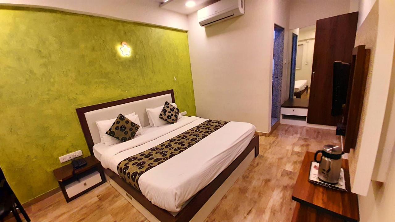 Hotel Tulip Plaza Ahmedabad Esterno foto