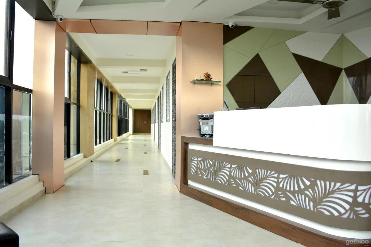 Hotel Tulip Plaza Ahmedabad Esterno foto