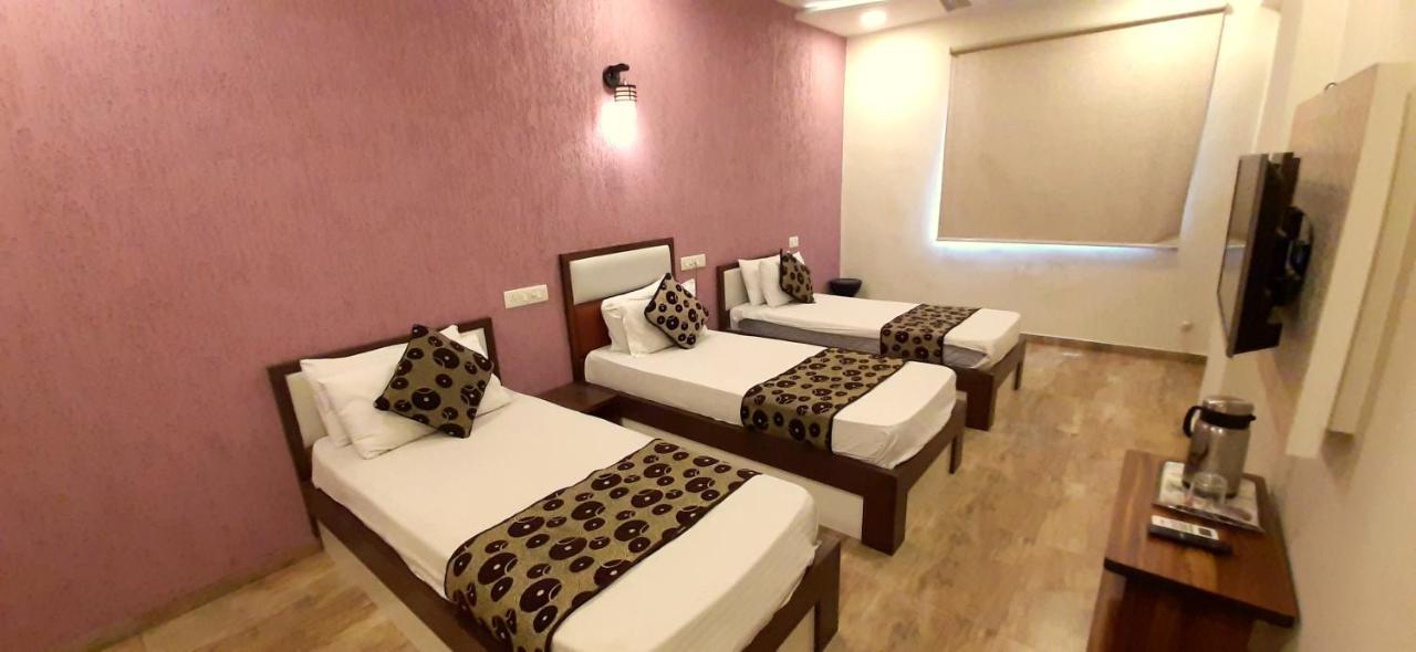 Hotel Tulip Plaza Ahmedabad Esterno foto