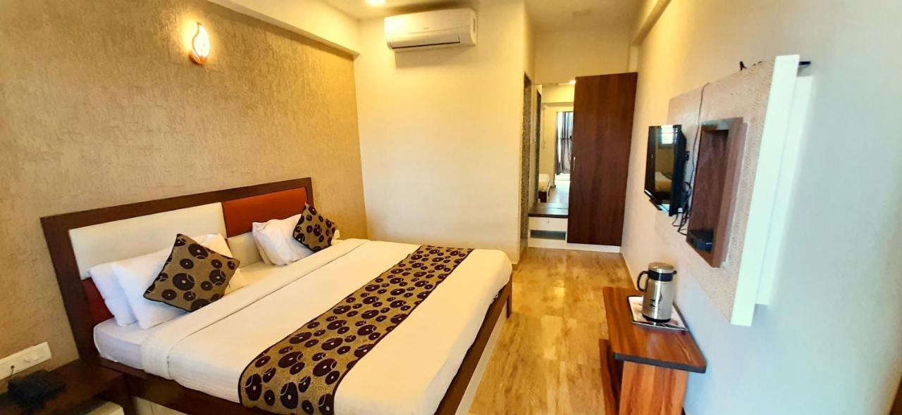 Hotel Tulip Plaza Ahmedabad Esterno foto