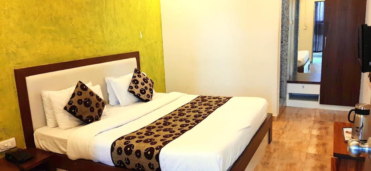 Hotel Tulip Plaza Ahmedabad Esterno foto