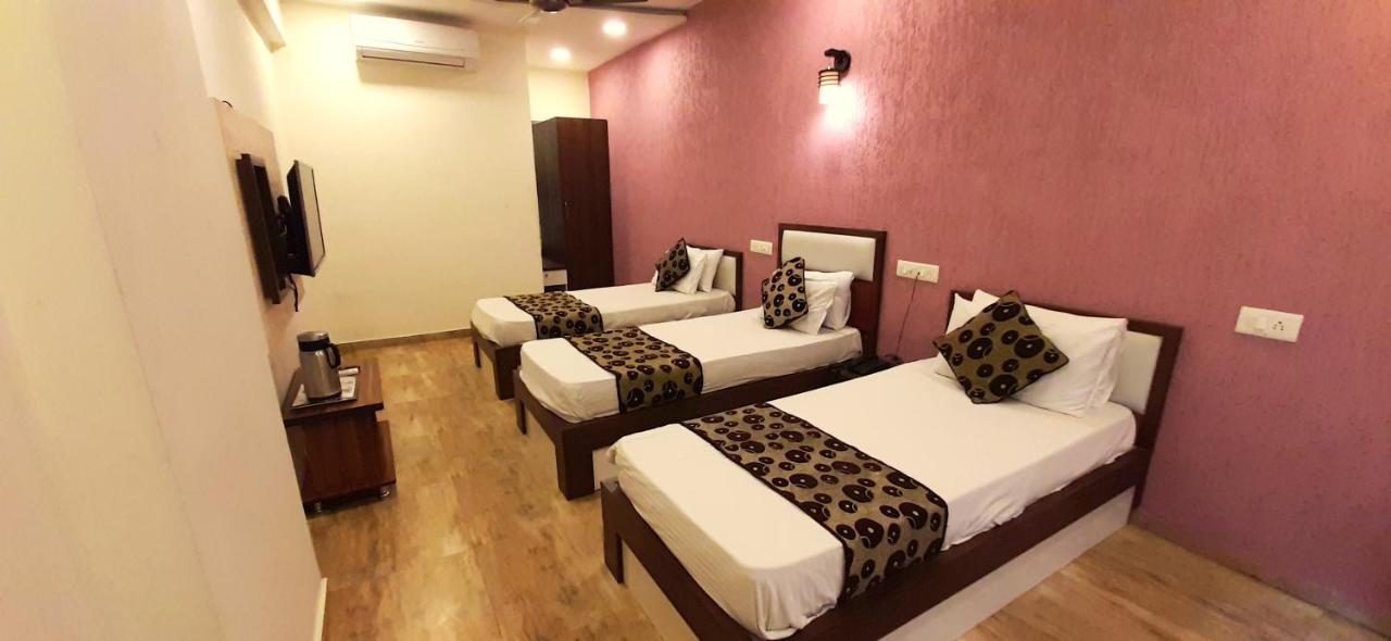 Hotel Tulip Plaza Ahmedabad Esterno foto