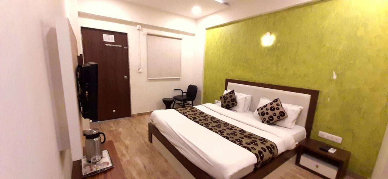 Hotel Tulip Plaza Ahmedabad Esterno foto