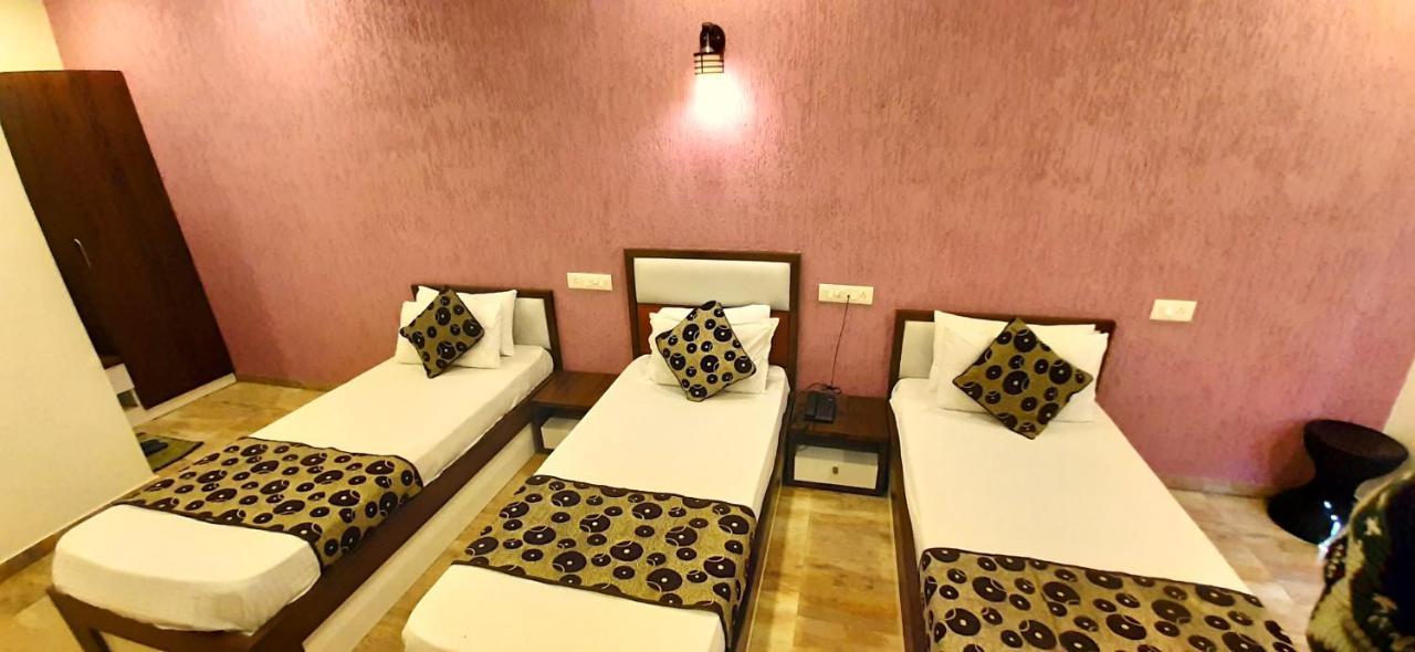 Hotel Tulip Plaza Ahmedabad Esterno foto