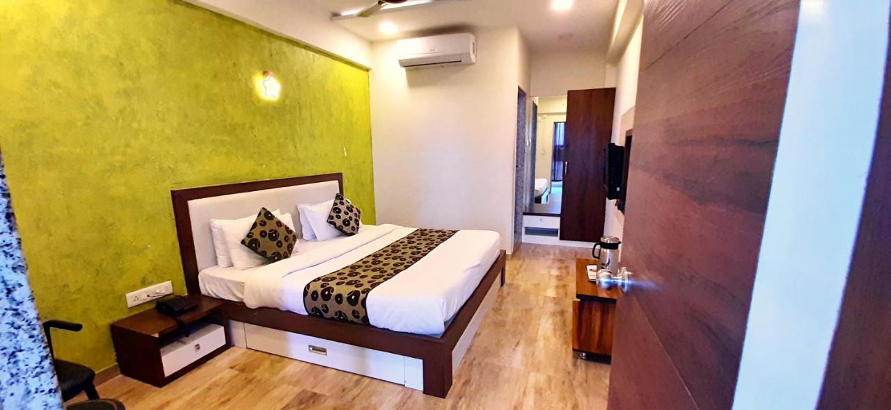Hotel Tulip Plaza Ahmedabad Esterno foto