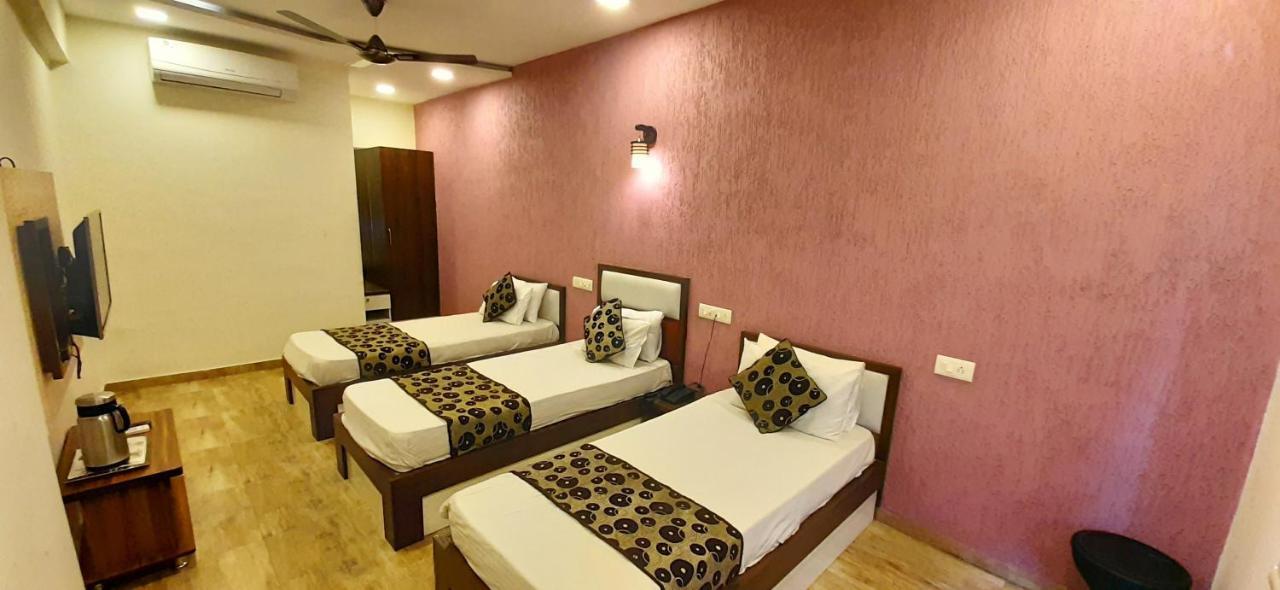 Hotel Tulip Plaza Ahmedabad Esterno foto