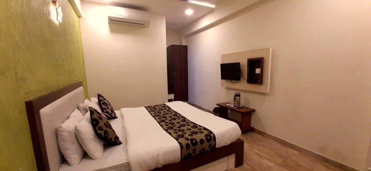 Hotel Tulip Plaza Ahmedabad Esterno foto