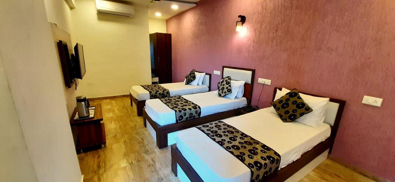 Hotel Tulip Plaza Ahmedabad Esterno foto