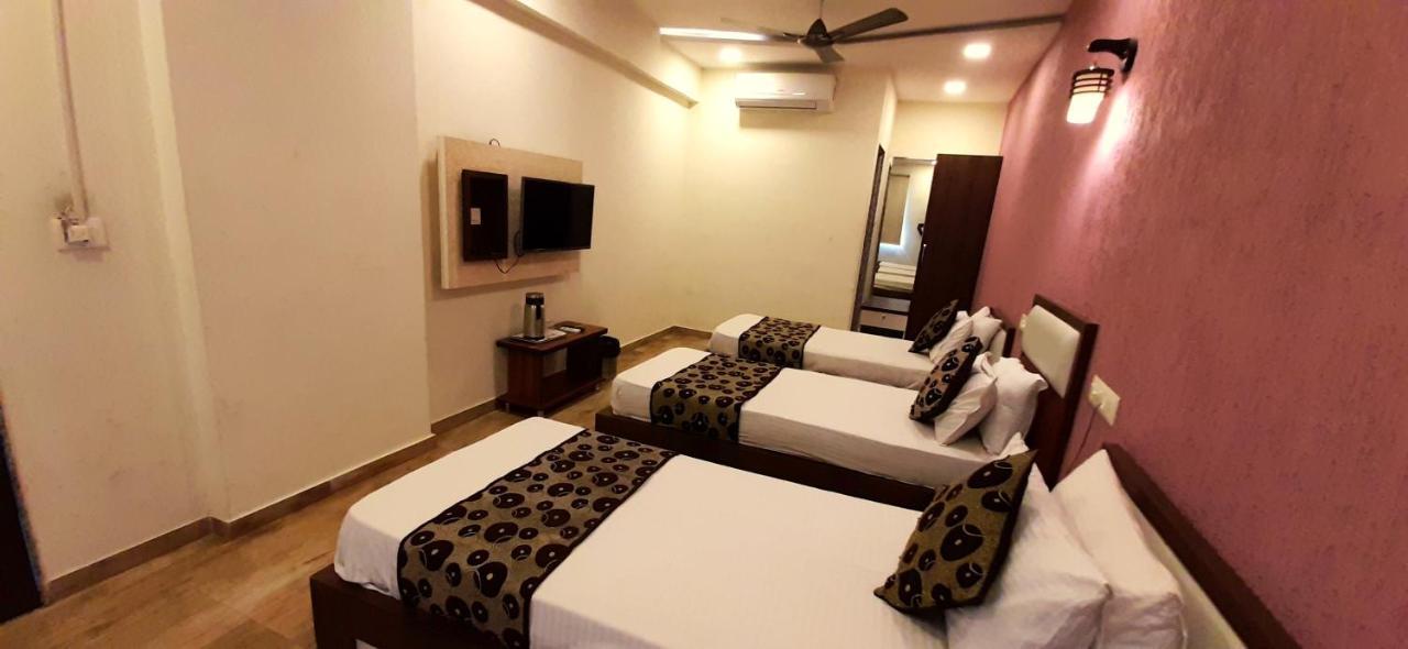 Hotel Tulip Plaza Ahmedabad Esterno foto