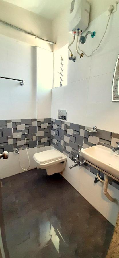 Hotel Tulip Plaza Ahmedabad Esterno foto