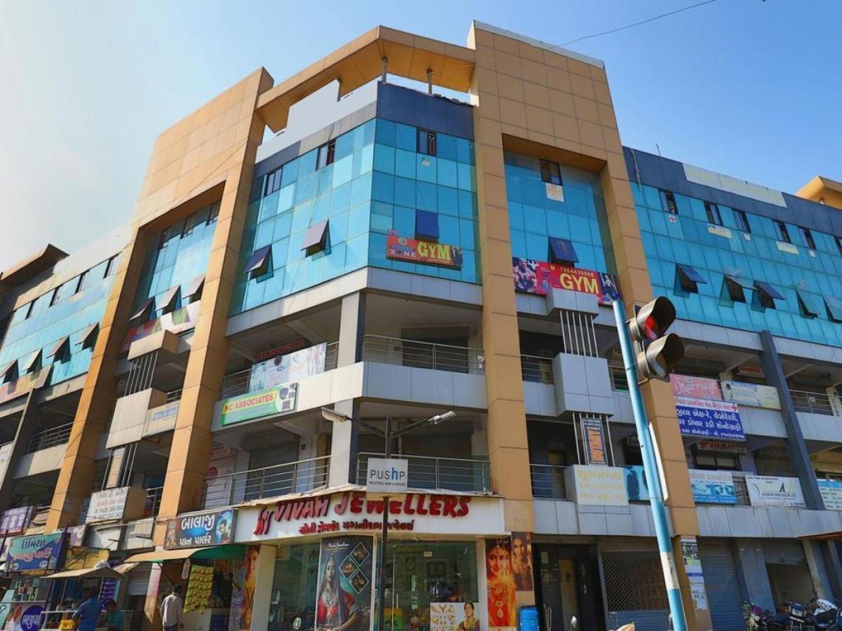 Hotel Tulip Plaza Ahmedabad Esterno foto